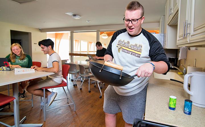 image of students in Ernsthausen kitchen